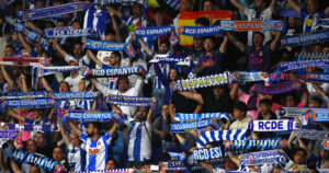 Espanyol-fans holder halstørklæder op.