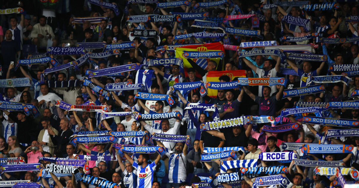 Bil kører ind i menneskehav af fodboldfans i Barcelona Foto: Ritzau Scanpix/REUTERS