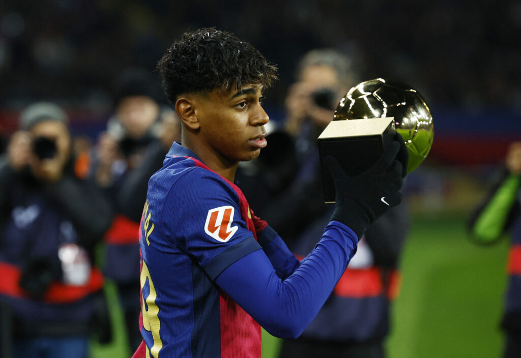 Lamine Yamal holder Golden Boy-trofæet.