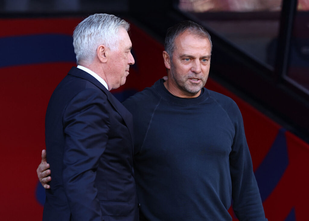 Hansi Flick side om side med Carlo Ancelotti.