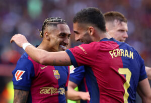 Ferran Torres og Raphinha fejrer en scoring.