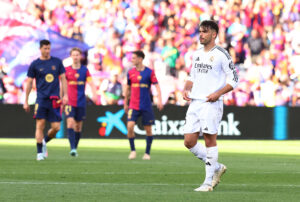 Raul Asencio ser nedslået ud under en kamp mod FC Barcelona.