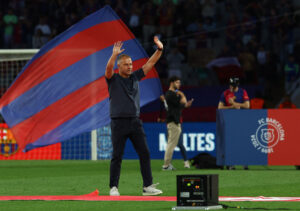 Hansi Flick hyldes i Barcelona.