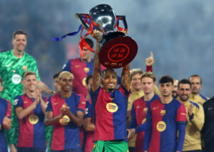 Raphinha løfter LaLiga-trofæet.