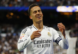 Lucas Vazquez slår ud med armene under en kamp for Real Madrid.