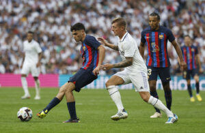 FC Barcelonas Pedri i duel med Real Madrids Toni Kroos.