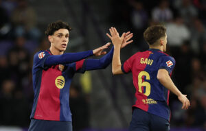 FC Barcelonas Hector Fort klapper Gavi i hænderne.