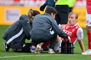 Mika Biereth modtager behandling på banen.