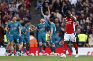 Bukayo Saka skuffet mens Bournemouths spillere jubler.
