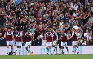 Aston Villas spillere jubler.