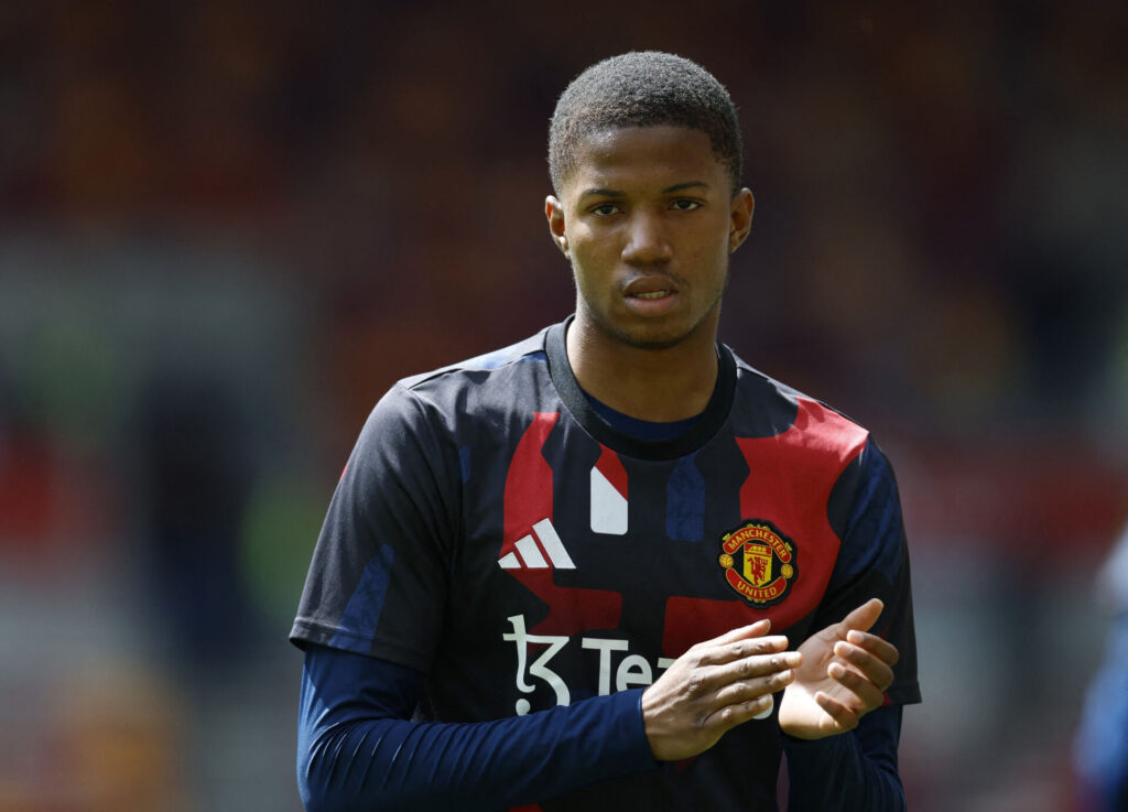 Chido Obi klapper i Manchester United-trøjen.