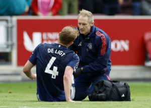 Matthijs de Ligt får behandling under en kamp for Manchester United.
