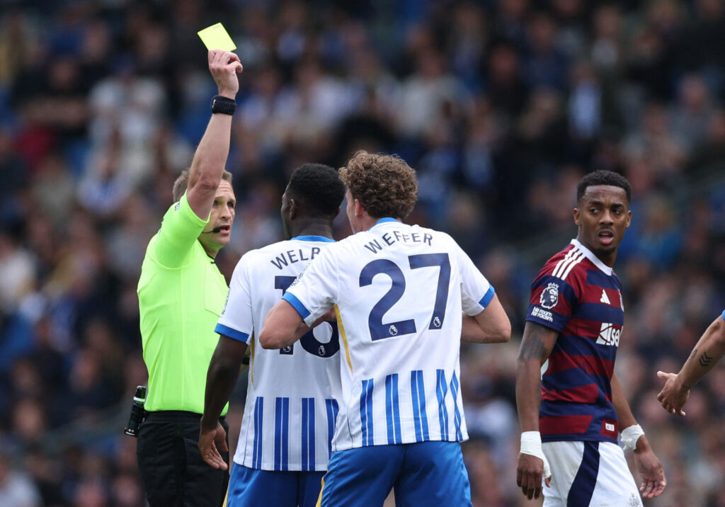 Brighton-spillere modtager gult kort.