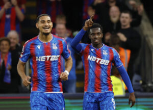 Eddie Nketiah peger mod himlen efter en scoring for Crystal Palace.
