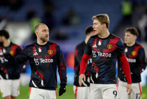 Christian Eriksen og Rasmus Højlund på vej fra banen efter en kamp for Manchester United.