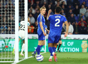 Victor Kristiansen under en kamp for Leicester.