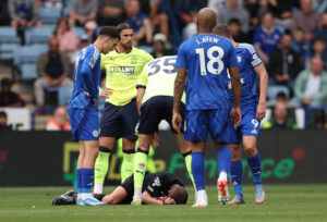 David Webb i græsset under kampen mellem Southampton og Leicester.