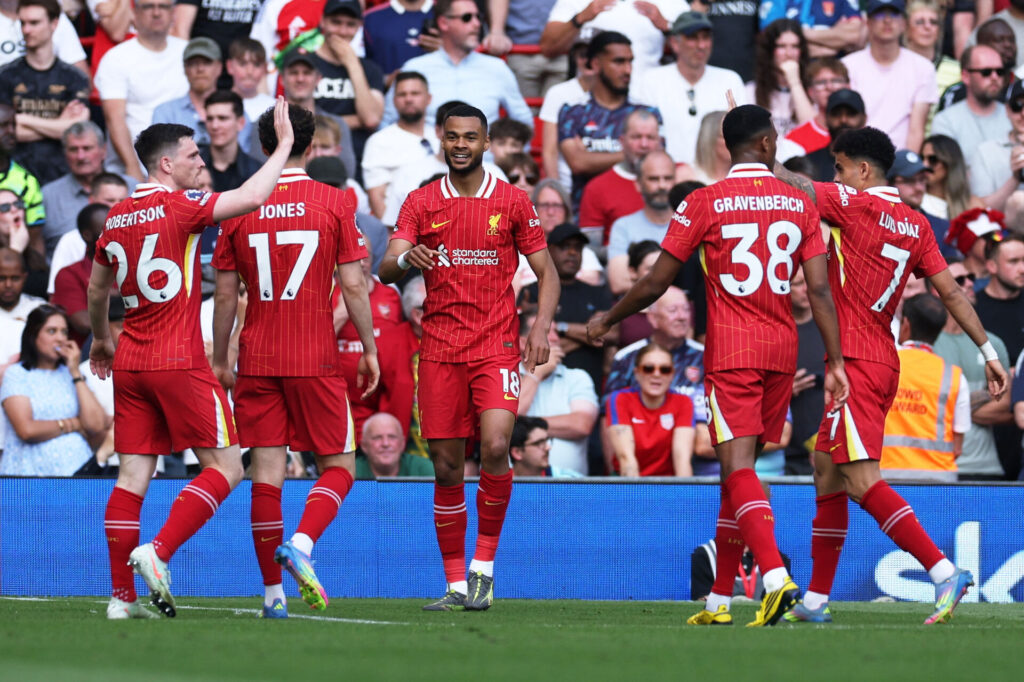 Liverpool-spillere fejrer en scoring