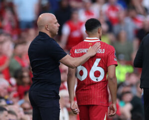 Arne Slot med en hånd om Trent Alexander-Arnold.