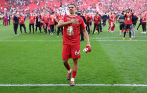 Trent Alexander-Arnold med en hånd på Liverpool-logoet på sit bryst.