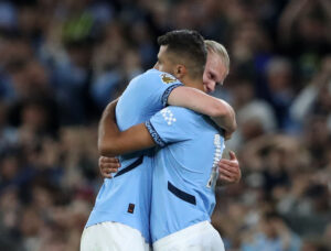 Rodri og Erling Haaland krammer.