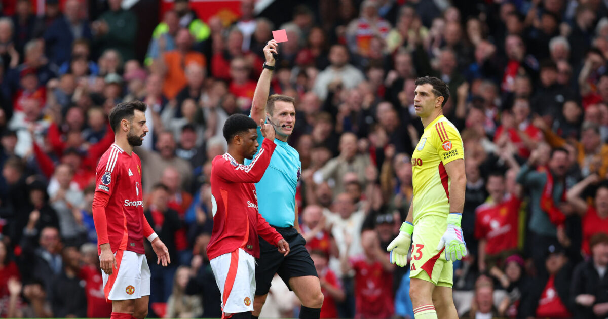 Martinez ser rødt: Flæsker Højlund og fratager friløber Foto: Ritzau Scanpix/REUTERS