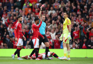 Emiliano Martinez får rødt kort mod United.