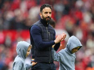 Manchester United Manager Ruben Amorim med sine børn.