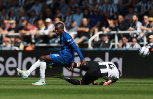 Nicolas Jackson får rødt kort ved at ramme Sven Botman.