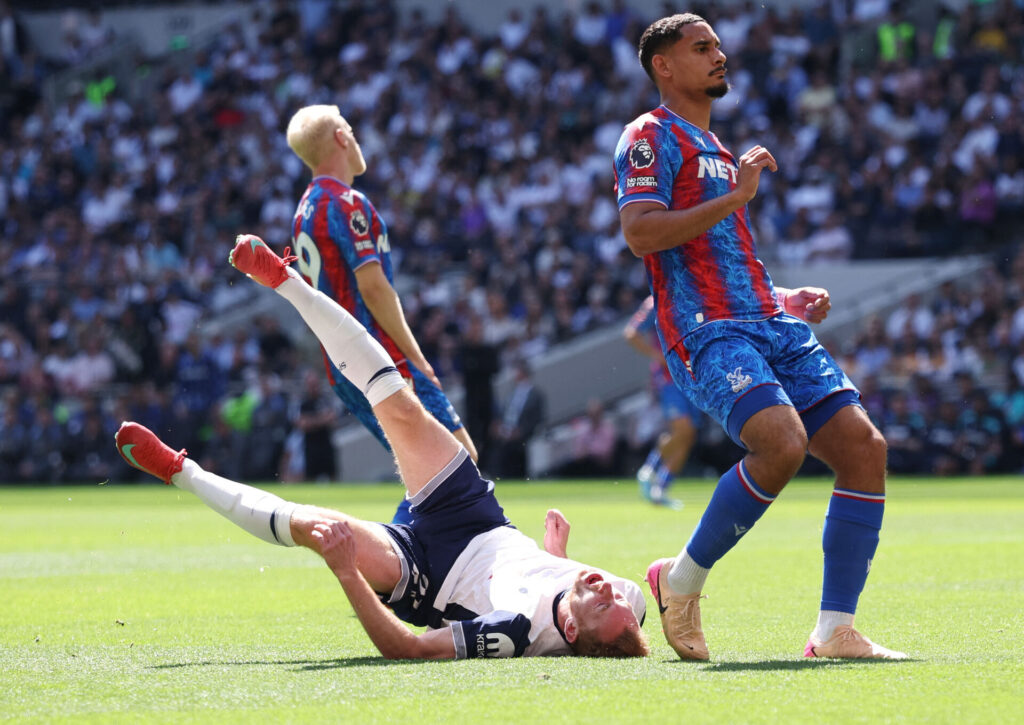 Dejan Kulusevski bliver skadet.