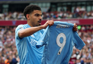 Nottingham Forest-profilen Morgan Gibbs-White viser Taiwo Awoniyis trøje frem.