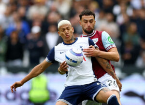 Kampen om mellem under opgøret mellem Tottenham og West Ham.