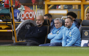 Pep Guardiola sidder med Juanma Lillo og Inigo Dominguez.