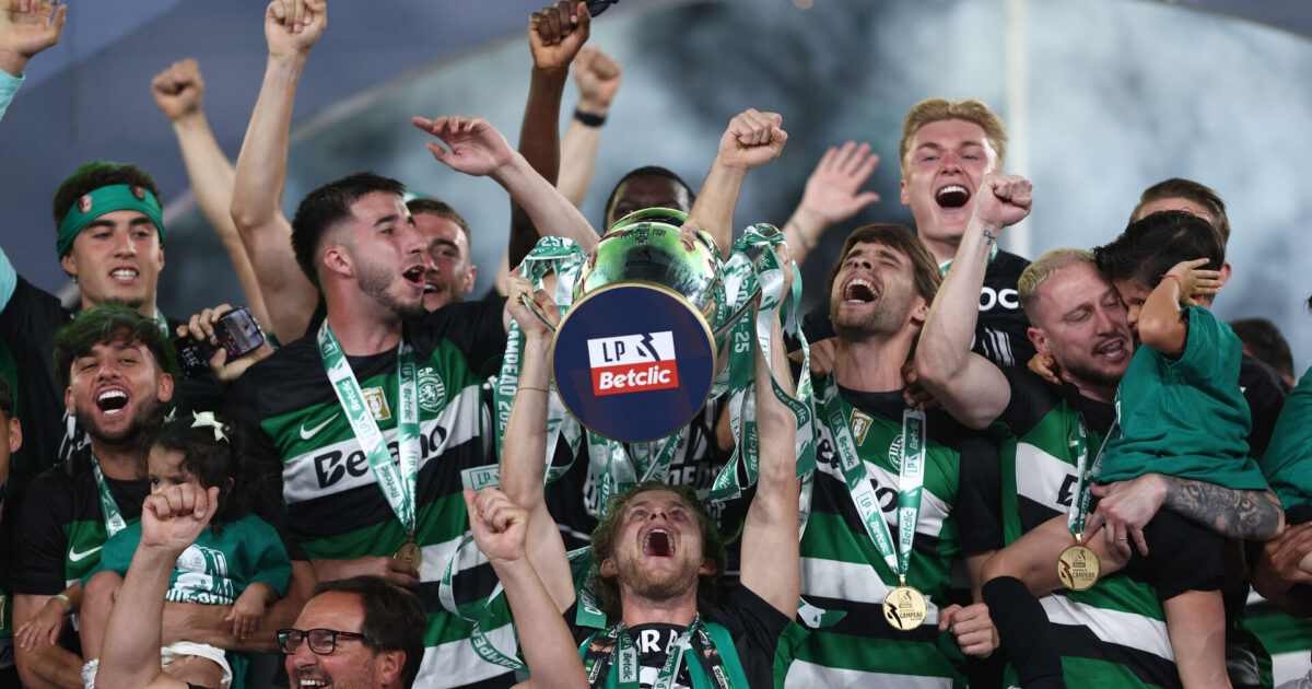 Triumferende Hjulmand: Jeg har ventet længe på at løfte trofæet Foto: Ritzau Scanpix/REUTERS