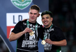 Viktor Gyokeres og Pedro Goncalves fejrer Taca De Portugal sejren med Sporting