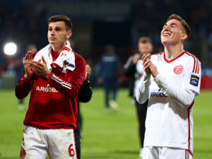 Fortuna Düsseldorfs Isak Bergman Johannesson klapper ud til publikum efter en kamp