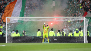 Kasper Schmeichel med et romerlys i baggrunden.