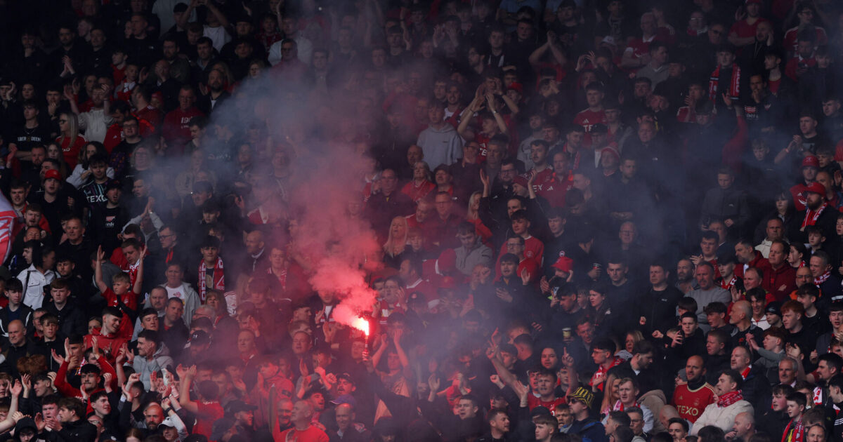 Skandaløse scener: Spiller ramt af kasteskyts og båret fra banen Foto: Russell Cheyne/REUTERS
