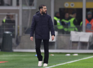 Cesc Fabgregas på sidelinjen.