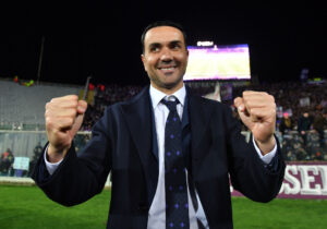 Palladino med knyttede næver.