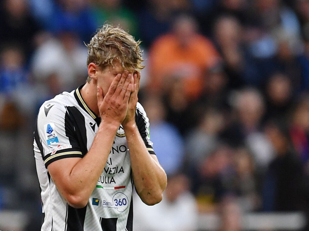 Thomas Kristensen med ansigtet i hænderne.