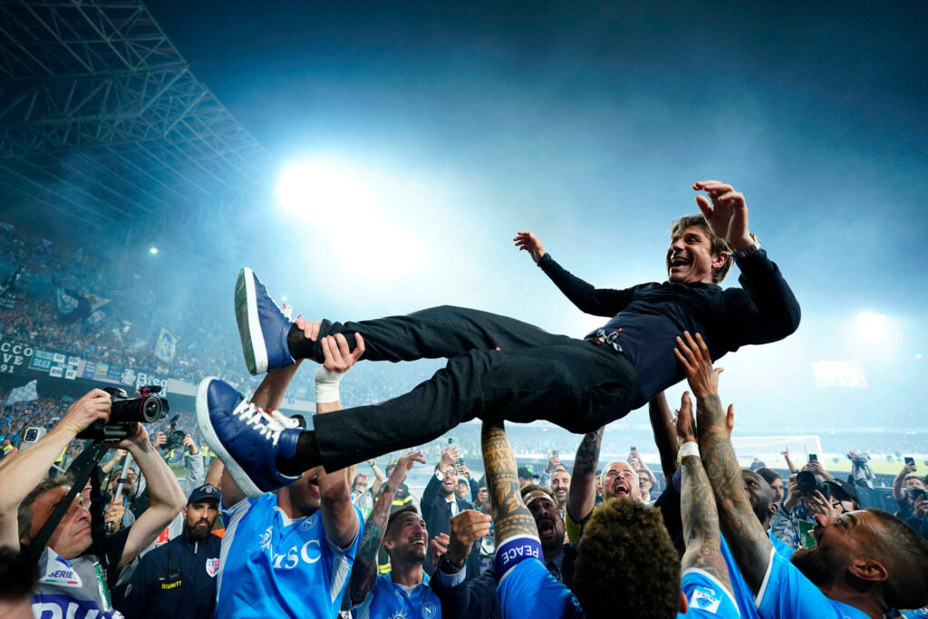 Antonio Conte kastes i vejret af Napoli-spillere i mesterskabsfejring.