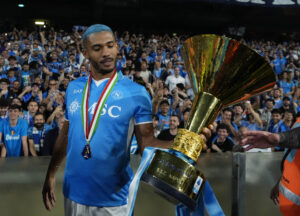 Juan Jesus med Napolis mesterskabstrofæ.