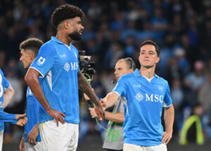 Philip Billing klapper Giacomo Raspadori i hånden efter en Napoli-kamp.