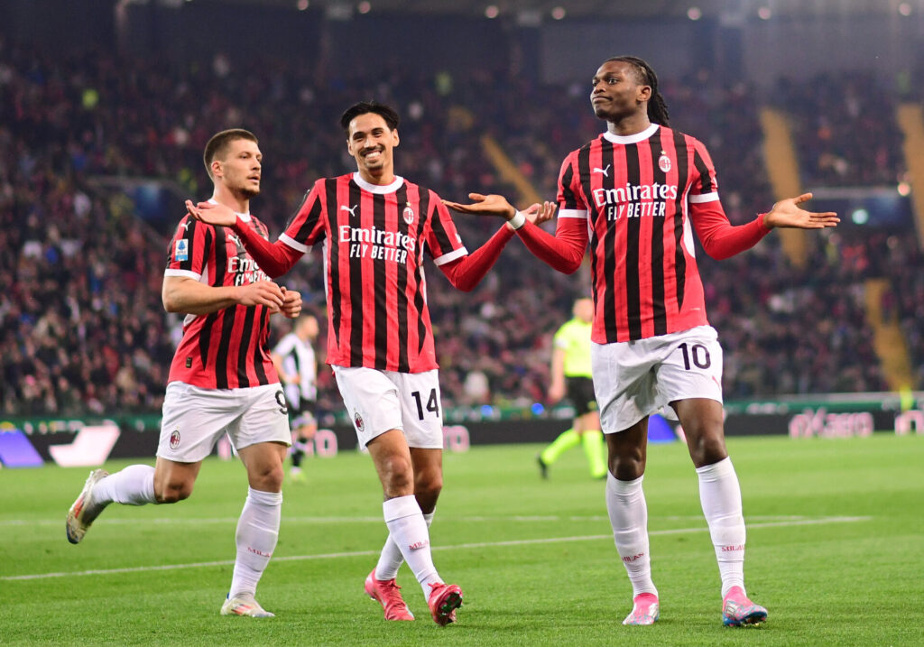 Tijjani Reijnders jubler med sine holdkammerater i AC Milan.