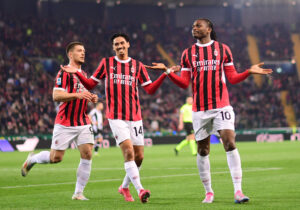 Tijjani Reijnders jubler med sine holdkammerater i AC Milan.