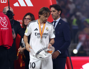 Luka Modric overrækkes en pokal.