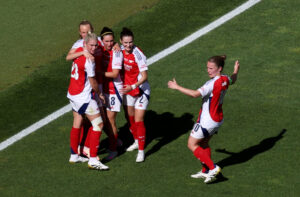 Arsenal-spillere fejrer Champions League-mål.