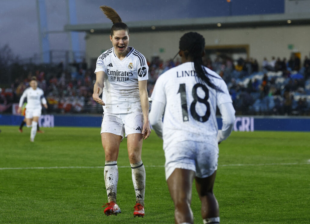 Signe Bruun fejrer et mål for Real Madrid.