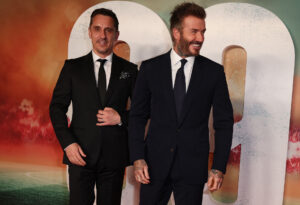 Gary Neville og David Beckham sammen på den røde løber.